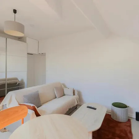 Golden Hugo Premium Golden Square Apartment