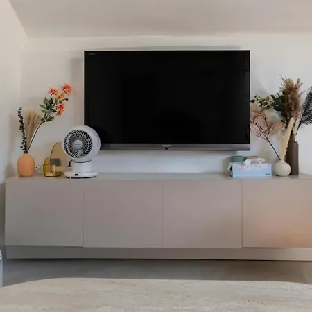 Golden Hugo Premium Golden Square Apartment
